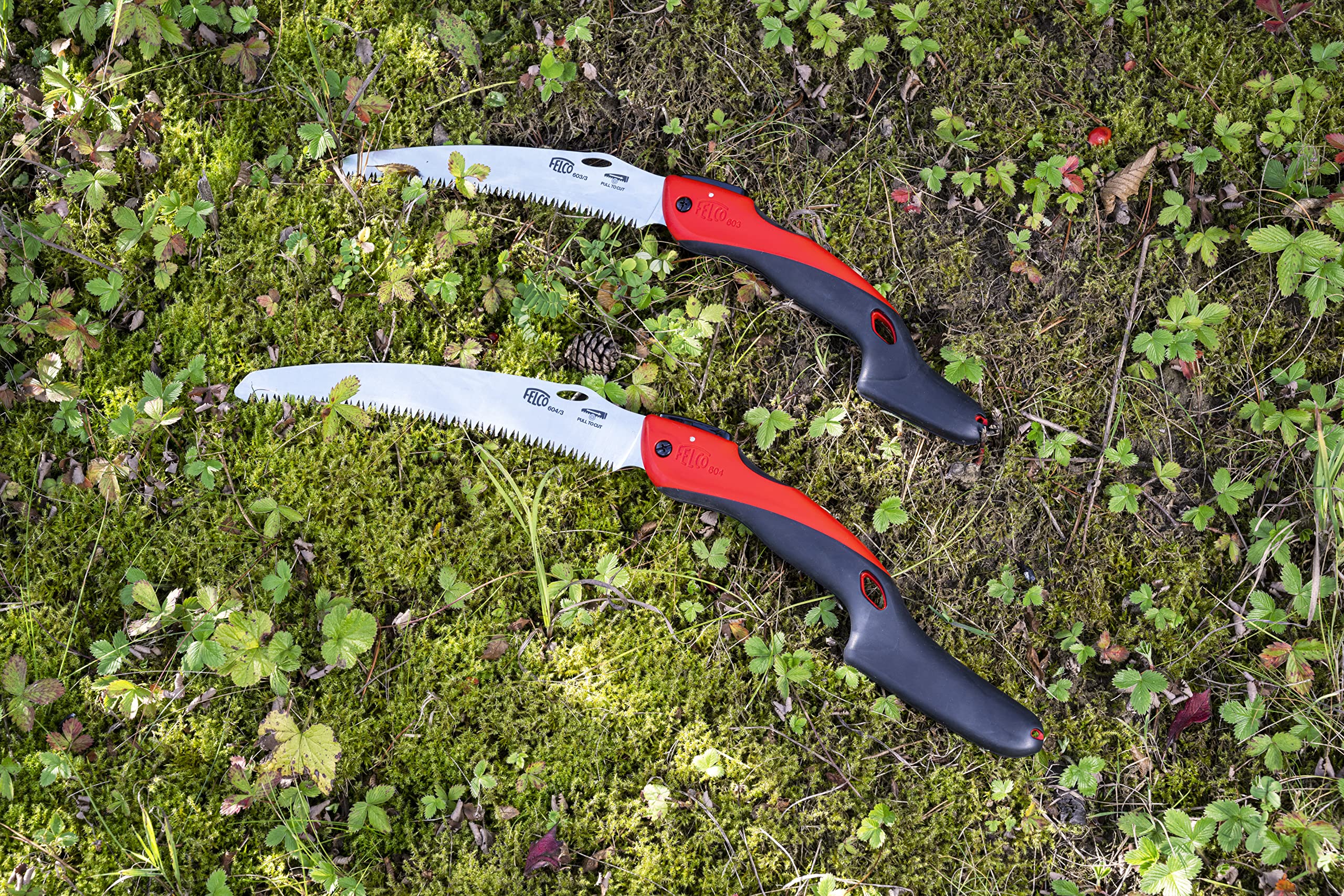 FELCO 603 folding saw symmetric ergonomic handle suits both hands.