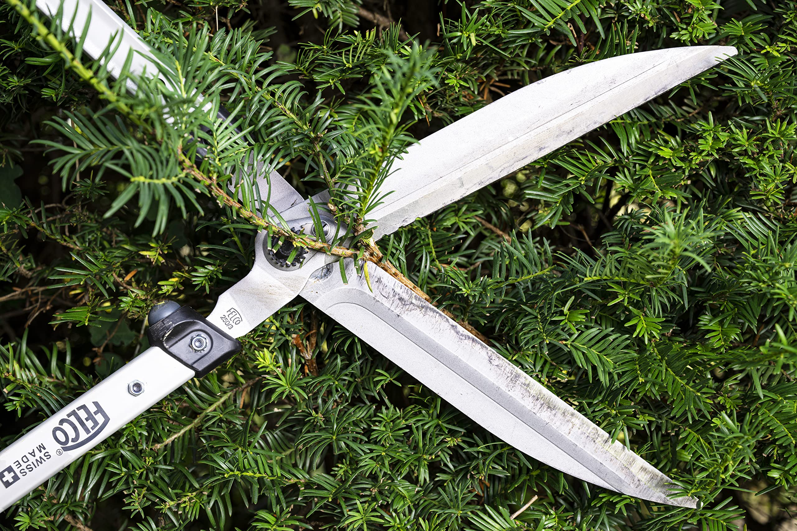 Lightweight aluminum handles reduce arm fatigue during long hedge trimming sessions.
