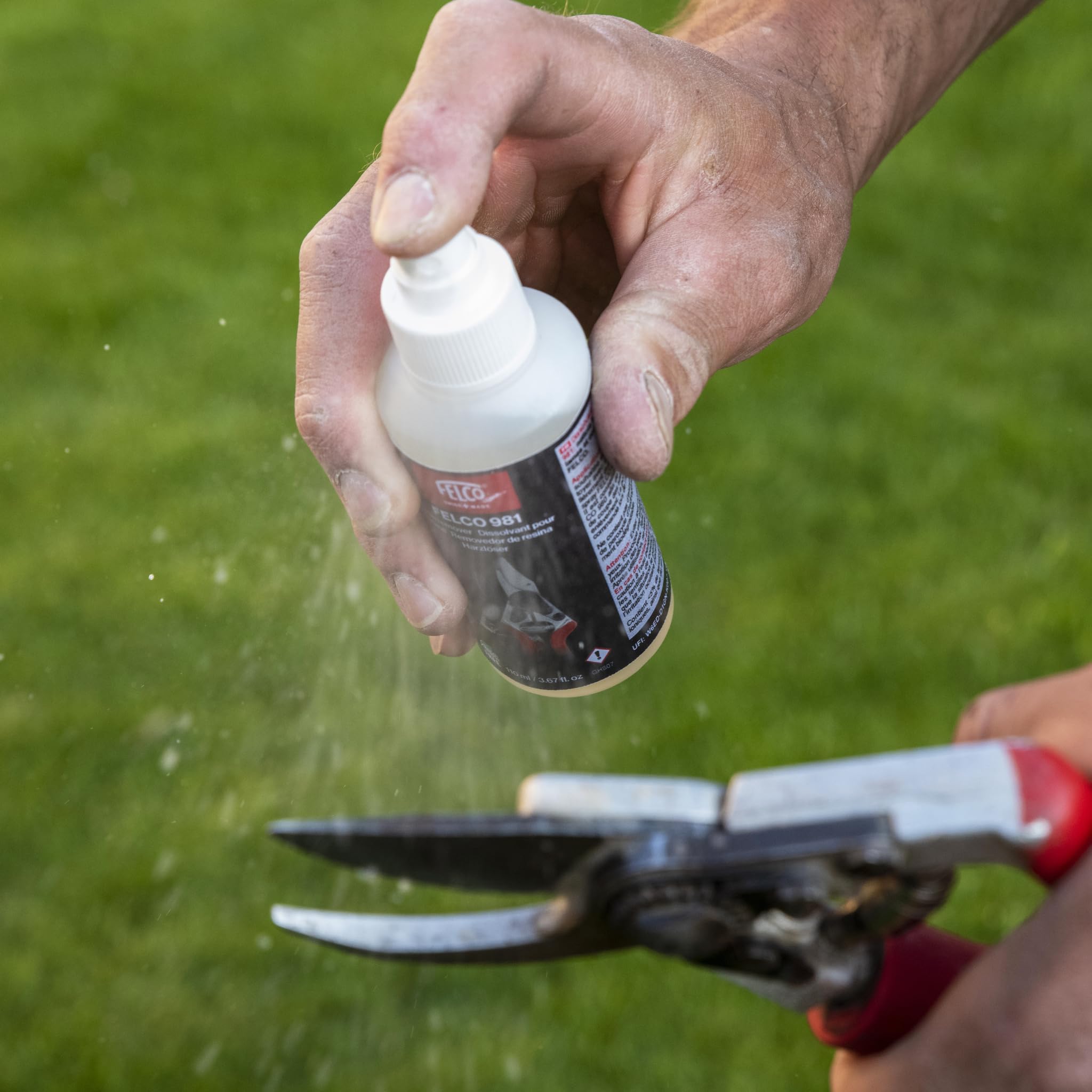 FELCO981 spray with foaming action cleans resin from blades for easy wipeaway