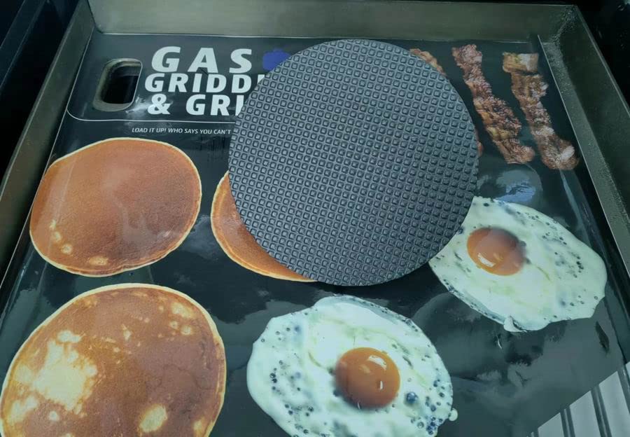 Firsgrill equalized-weight-apply ensures even sear marks across burgers.