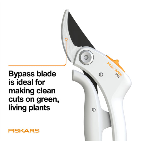 Fiskars nonstick coating on upper blade enables easy cleaning.