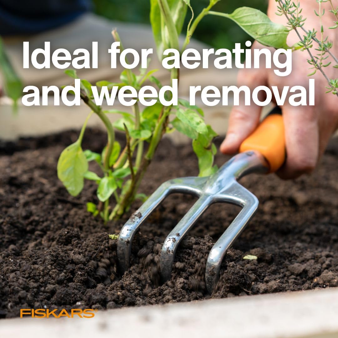 Fiskars Ergo Cultivator hang hole enables easy, organized storage.