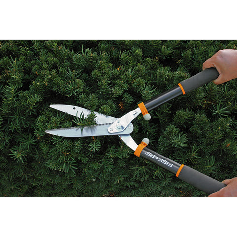 Fiskars gator-blade serrated steel blades grip branches for secure cuts.