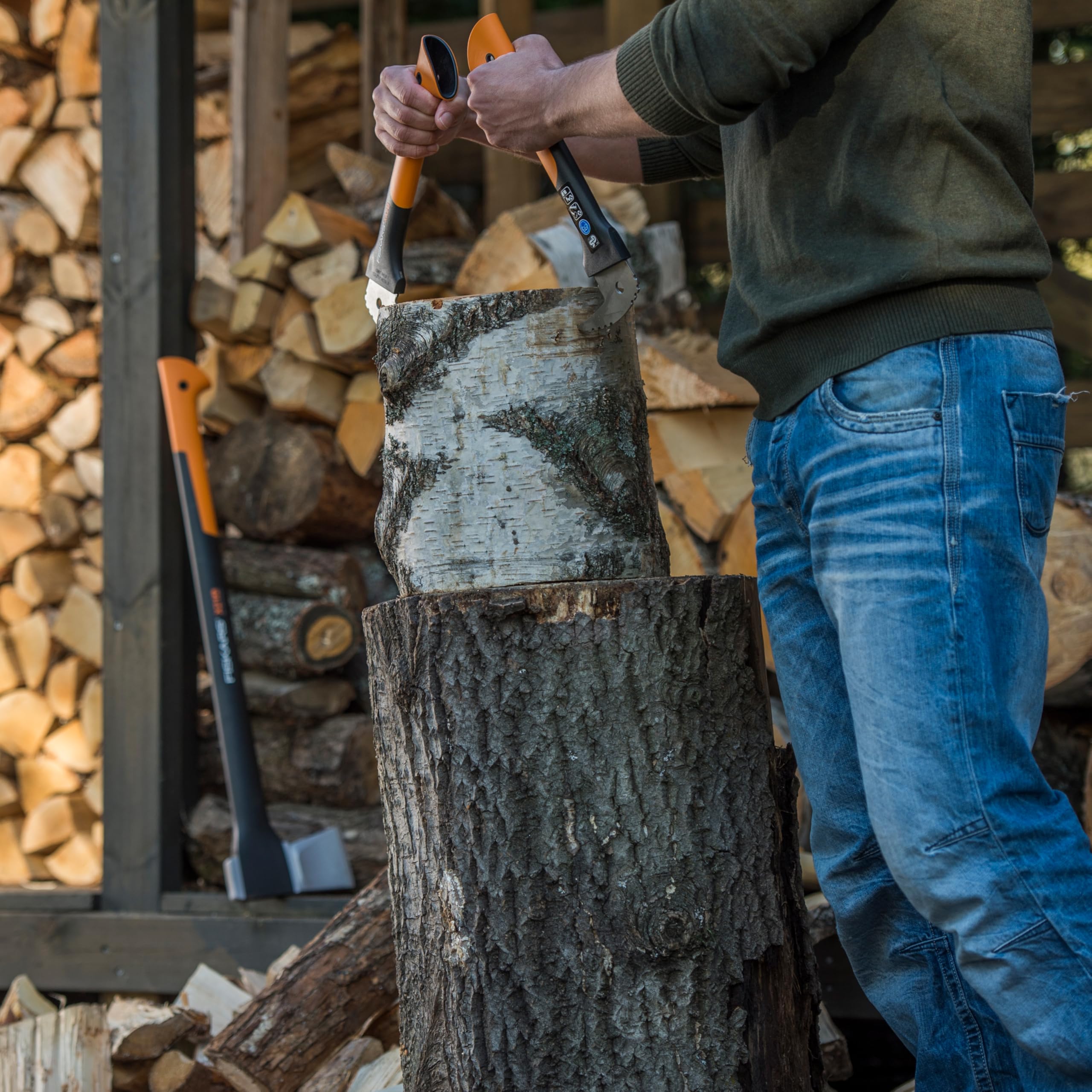 Fiskars Hookaroon hardened boron steel head for lasting durability.