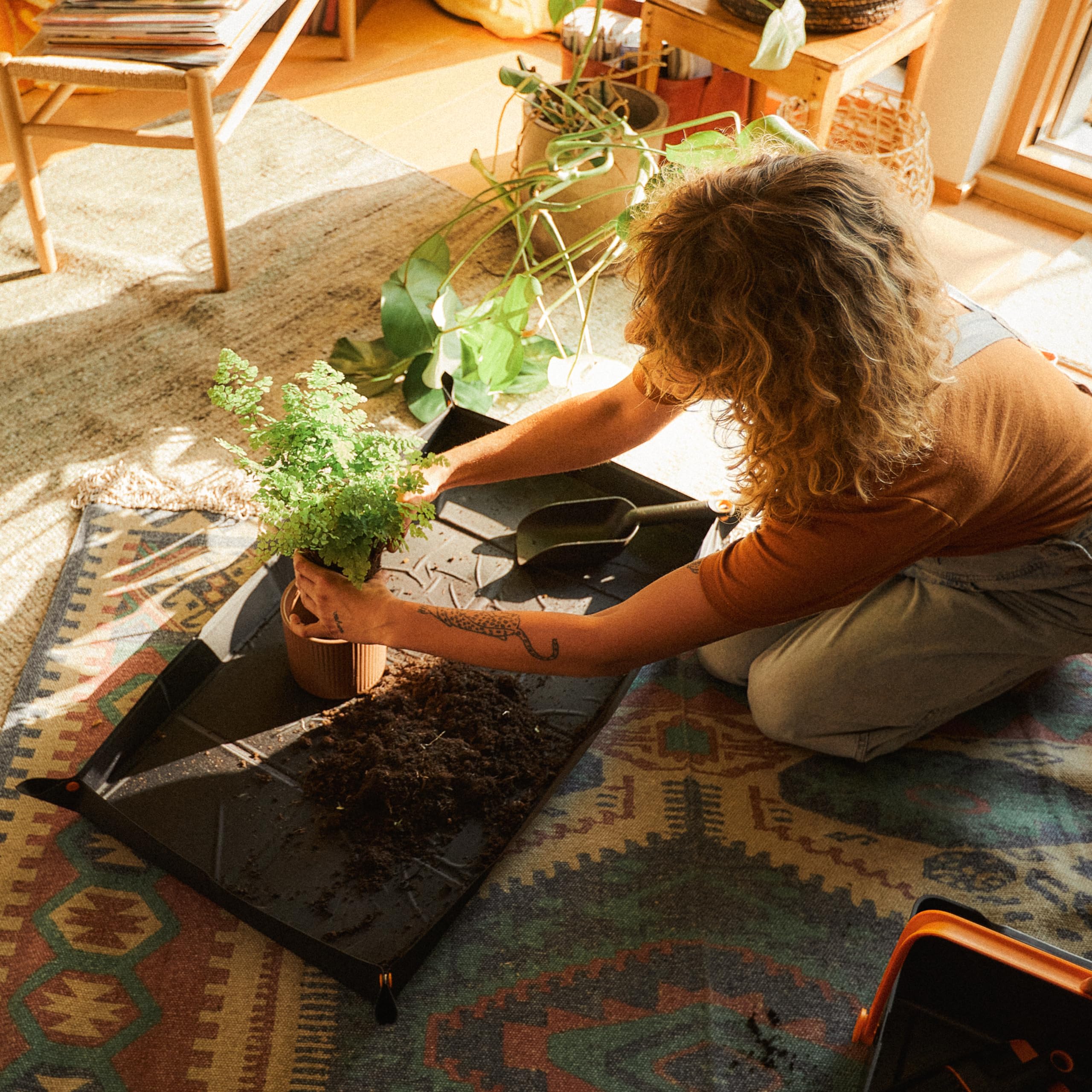 Fiskars Edges and containment reduce mess during watering and soil handling