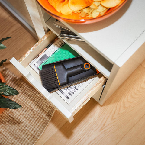 Fiskars Planting Soil Scoop & Brush Set suitable for balcony and living room gardening