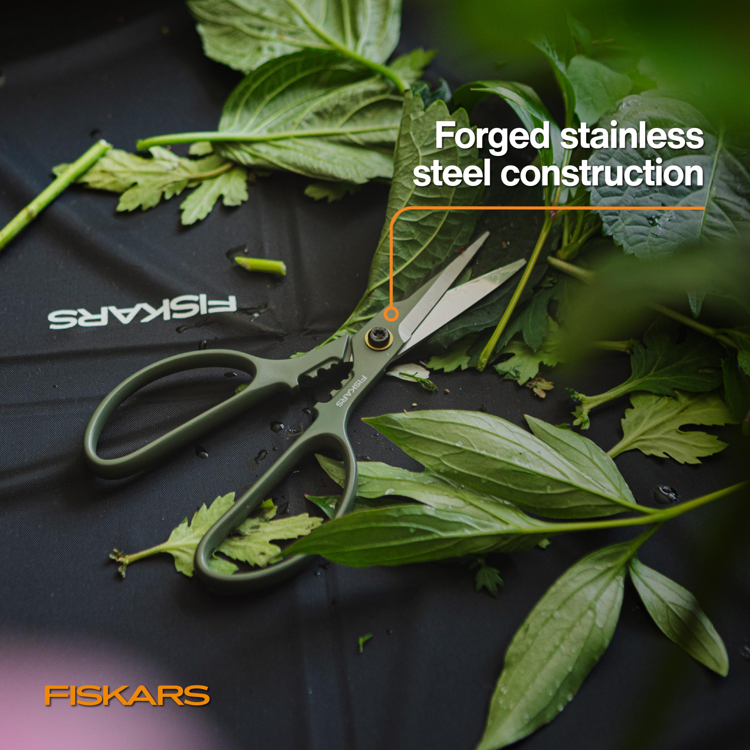Fiskars Shaper Plant Shears blade-cut on broad leaves without crushing delicate stems