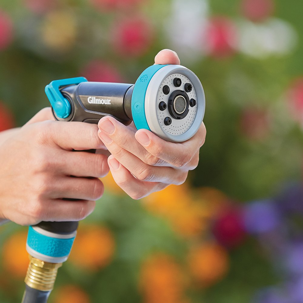 Fiskars nozzle provides simple on/off flow control for effortless watering.