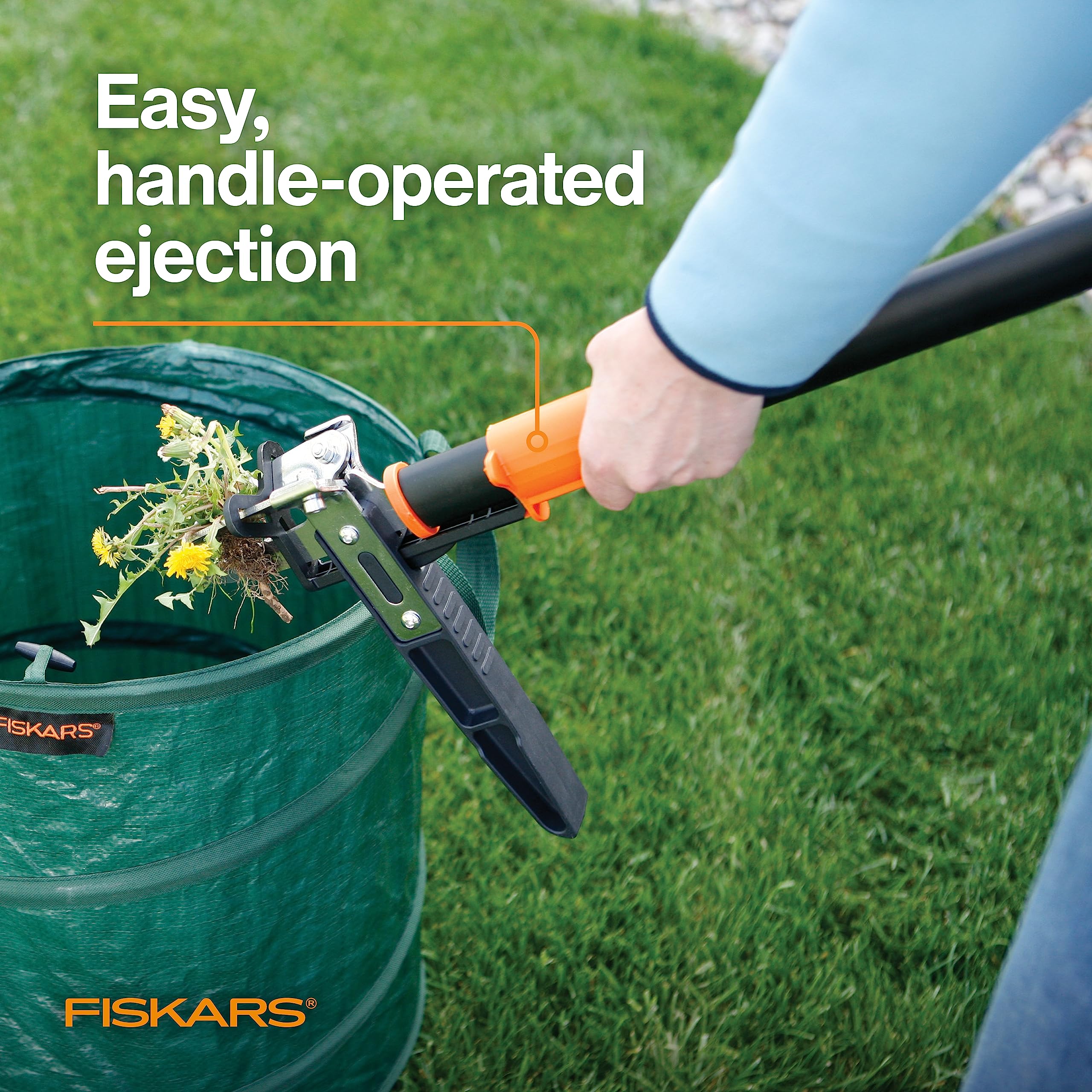 Fiskars weeding in the garden without chemicals supporting sustainable care