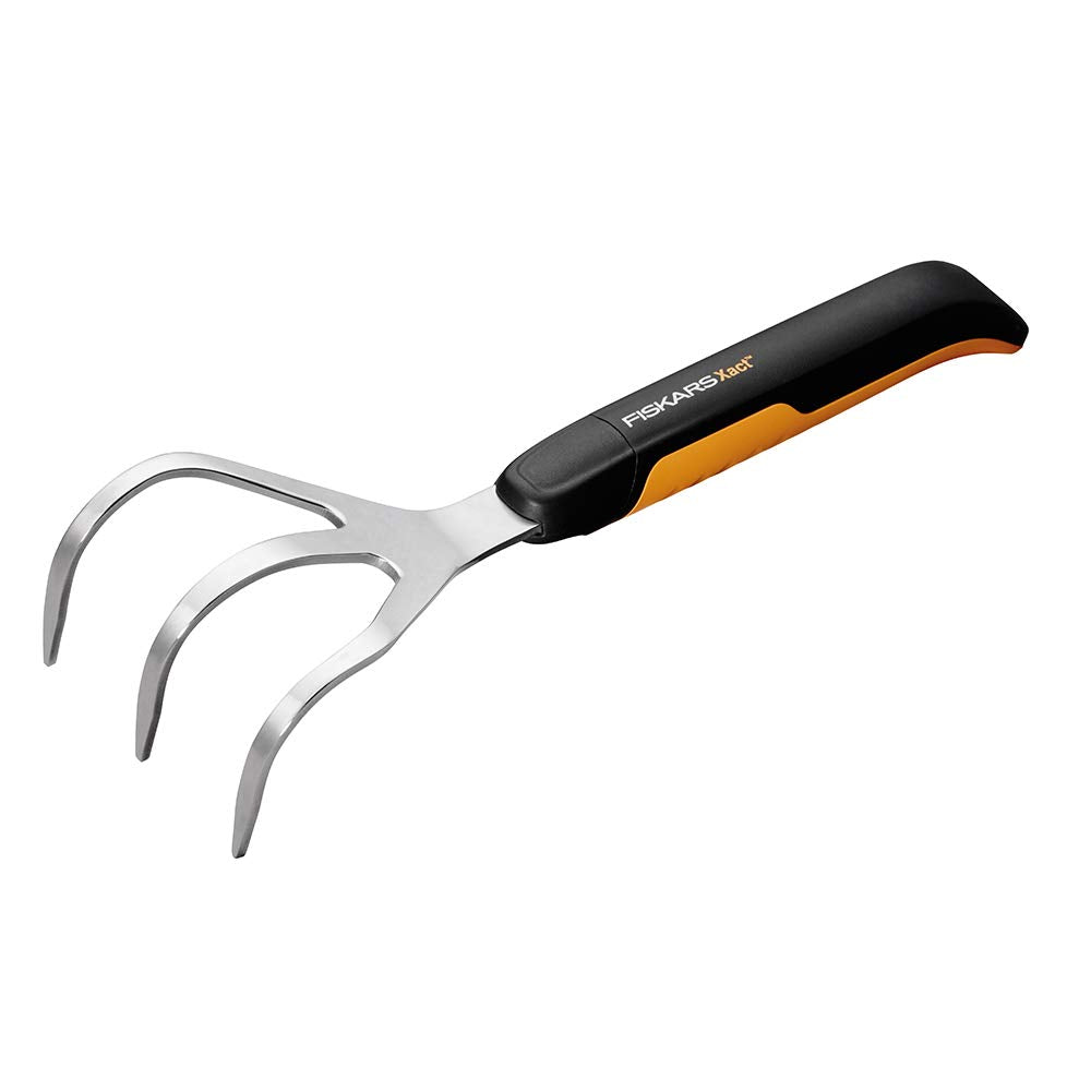Fiskars Xact cultivator close-up of curved tines for soil loosening