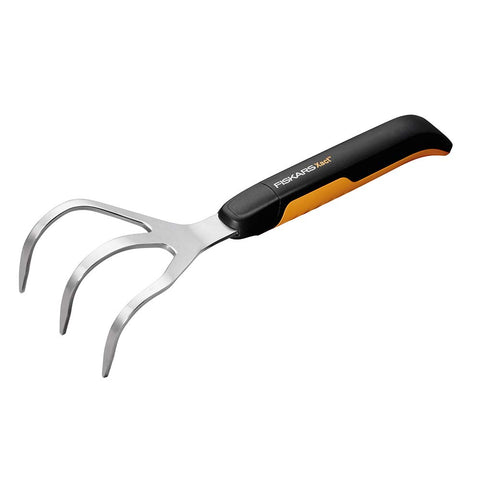 Fiskars Xact cultivator close-up of curved tines for soil loosening