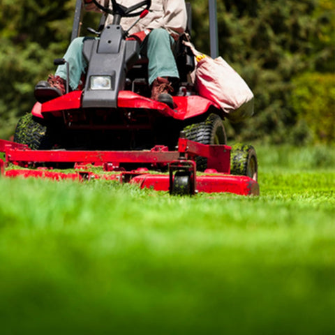 Flyleaf PRO Mo Deck Spray keeps decks cleaner between uses for easier maintenance.
