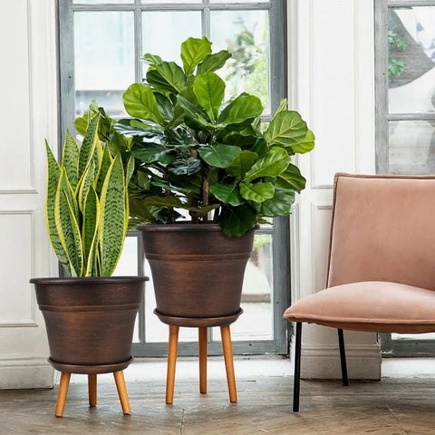 Fodetyff resin decorative planter with saucer protects surfaces from spills.