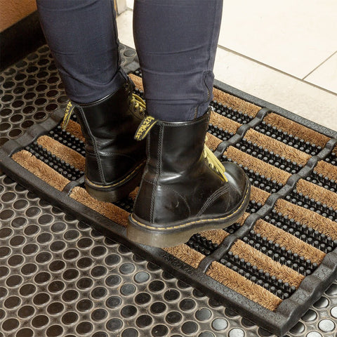 FOOTMATTERS Ninamar mud scrubber mat coir bristles close-up for dirt removal