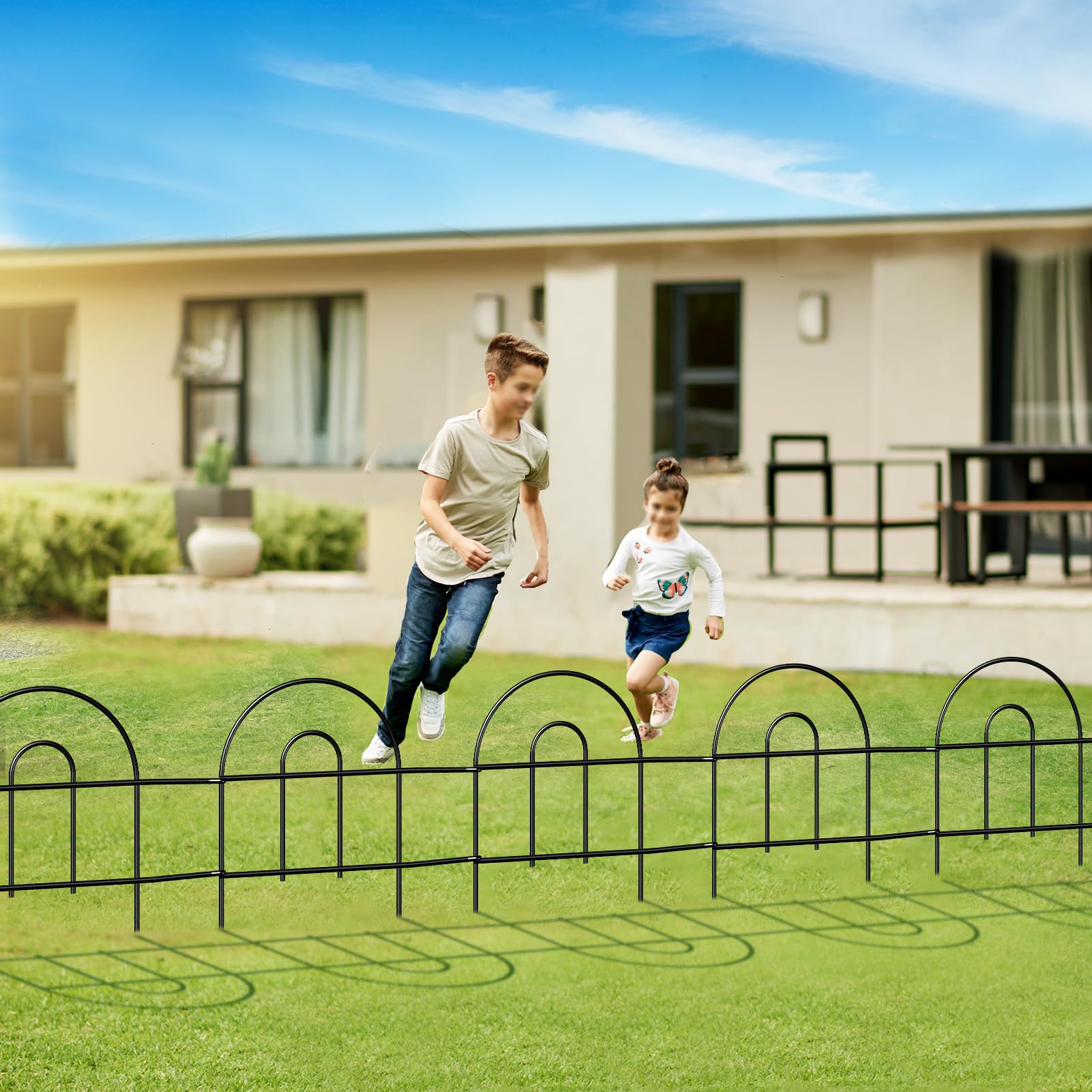 FOREHOGAR iron wire fence provides rustproof outdoor edging with a modern look.