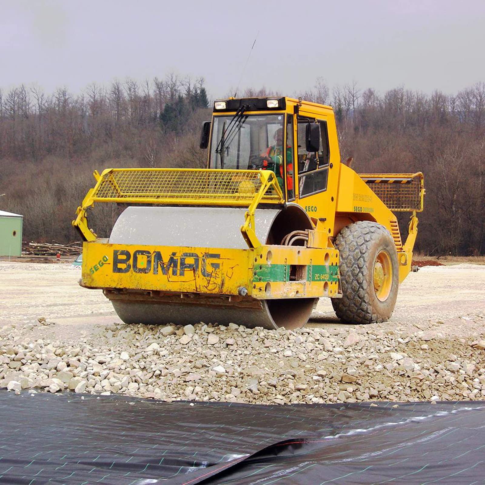 Forimo drainage fabric porous weave enables moisture passage for effective drainage.