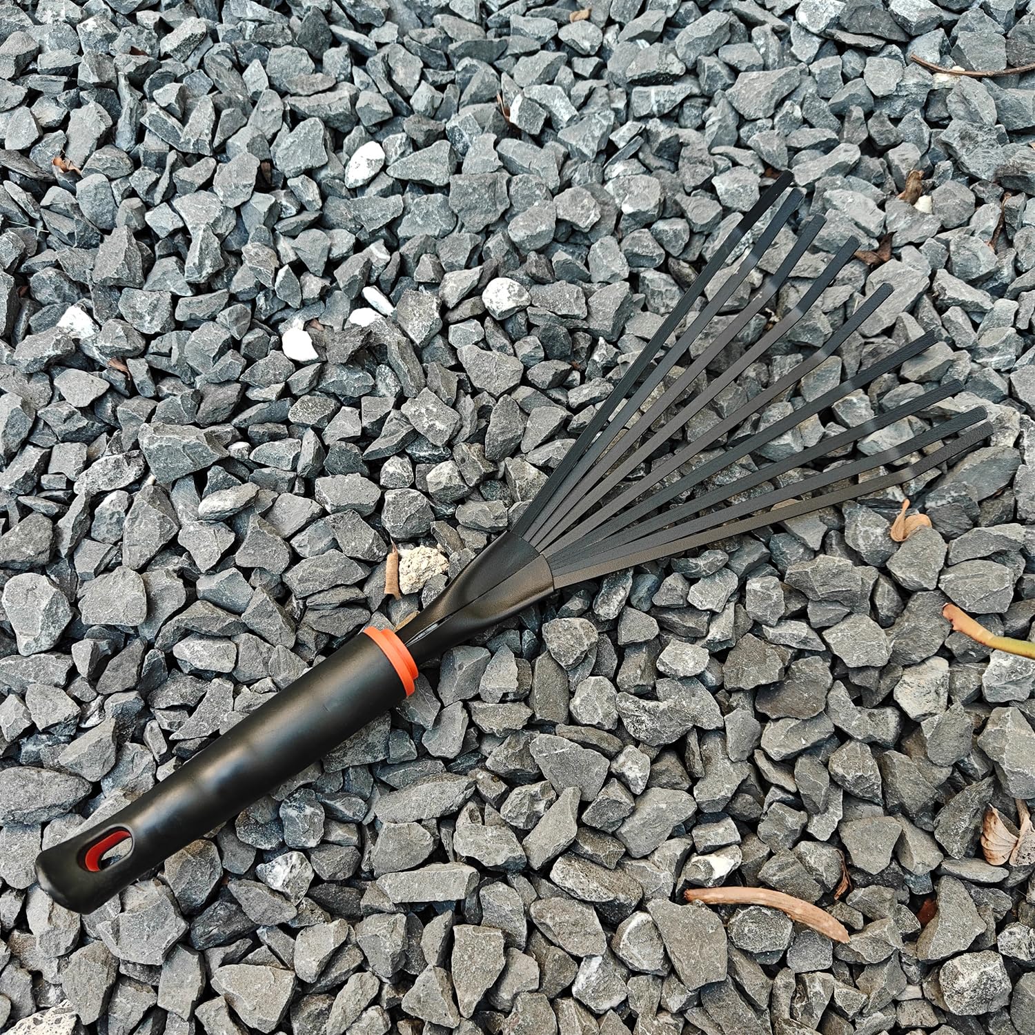 FR Small Hand Rake compact and easy to store after use.