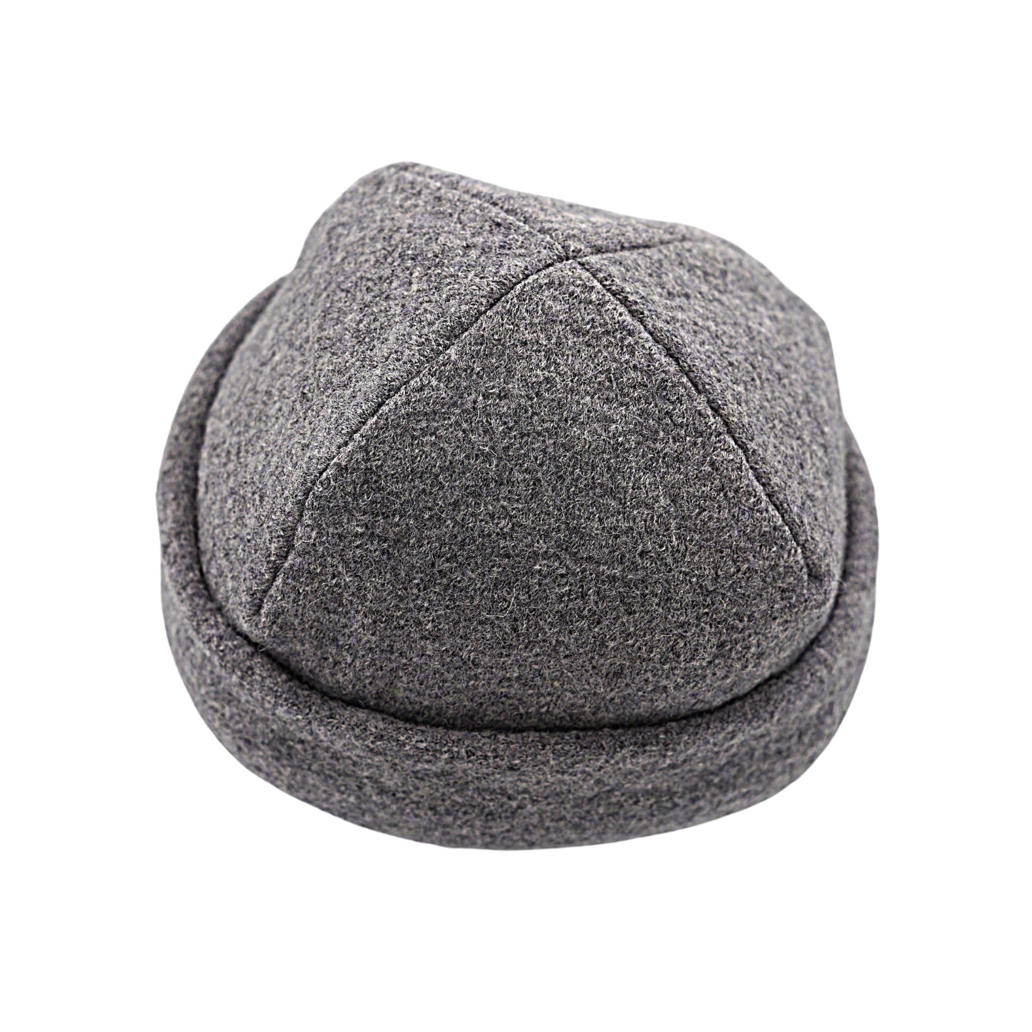Frihed Woolwalk sauna hat front view highlights heat protection in stone gray.