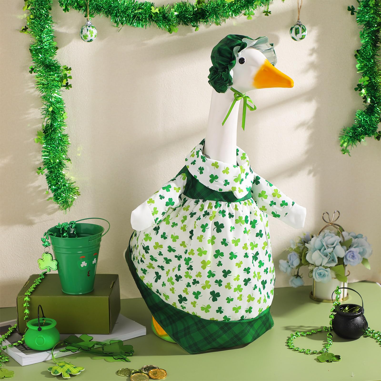 FuWeave outdoor display scene highlights easy setup for yard decor.