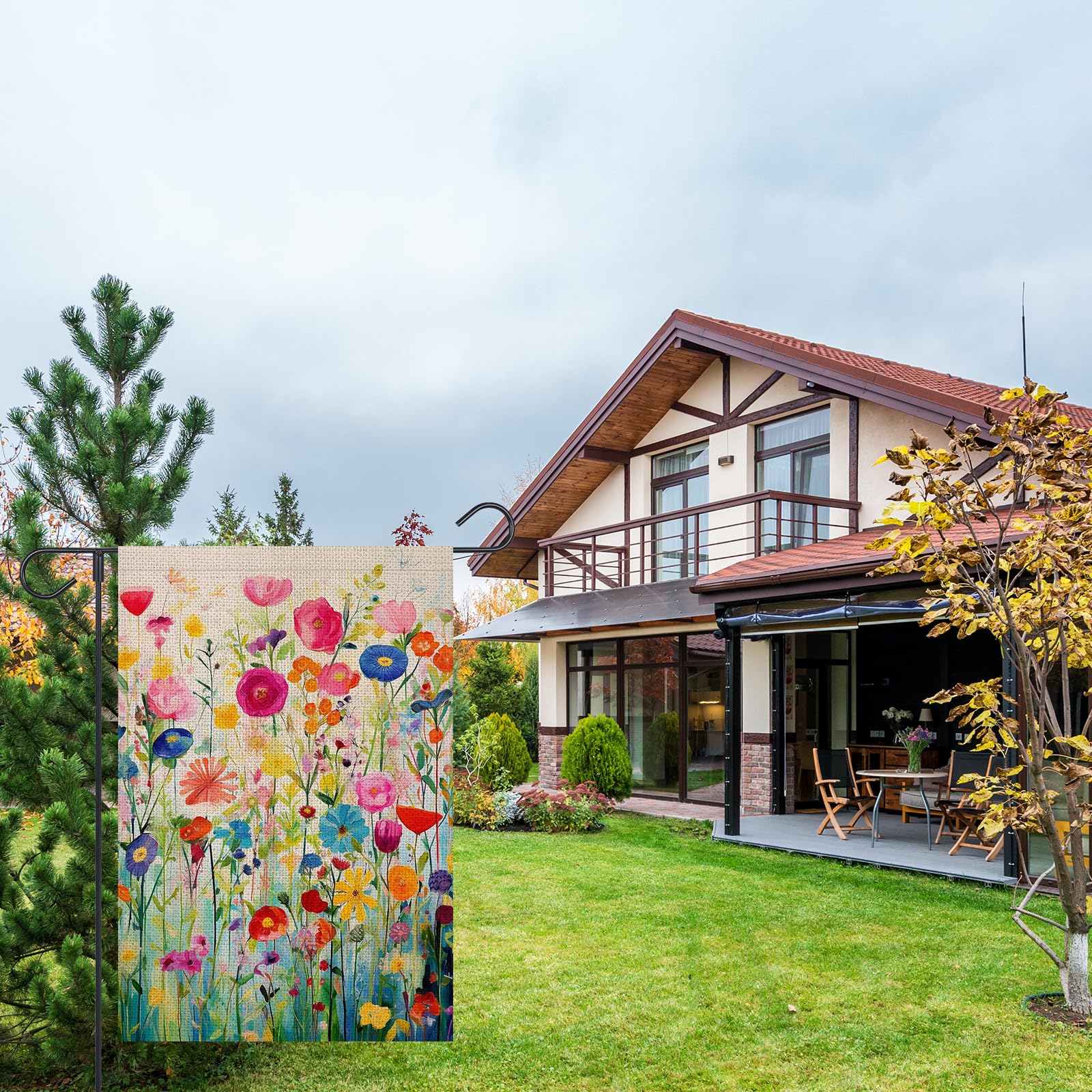 FUYUCHEN flag on breeze demonstrates color retention in sun and rain.