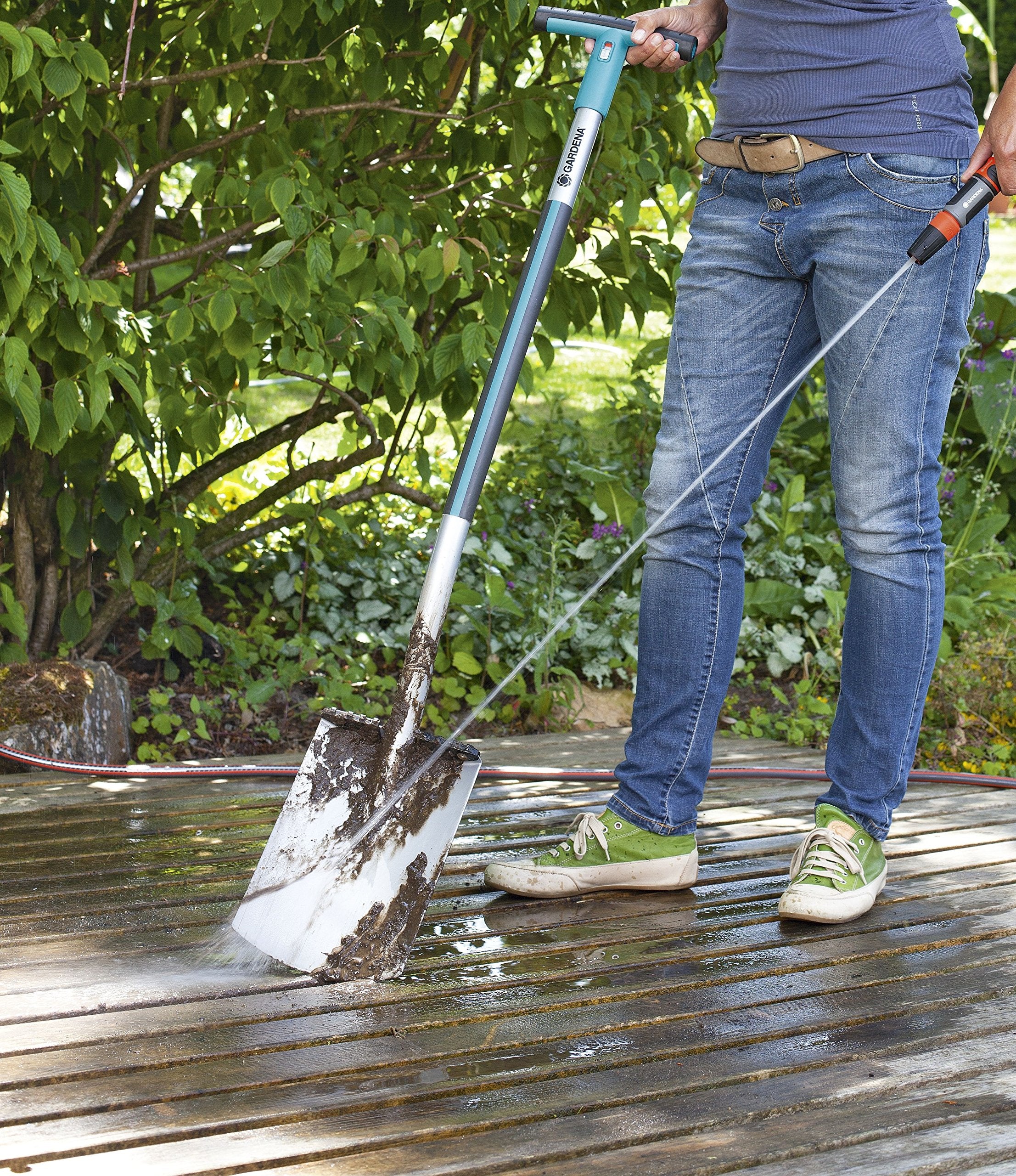 Gardena 37114FP water-stop feature prevents spraying when detached.