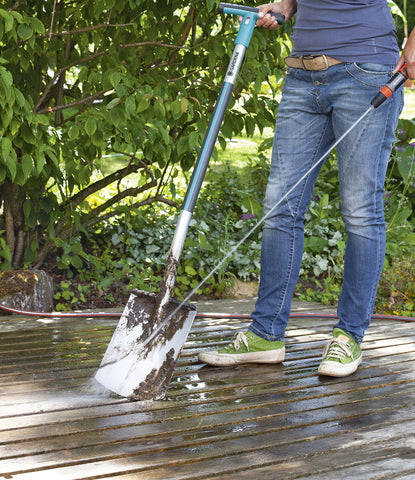 Gardena 37114FP water-stop feature prevents spraying when detached.