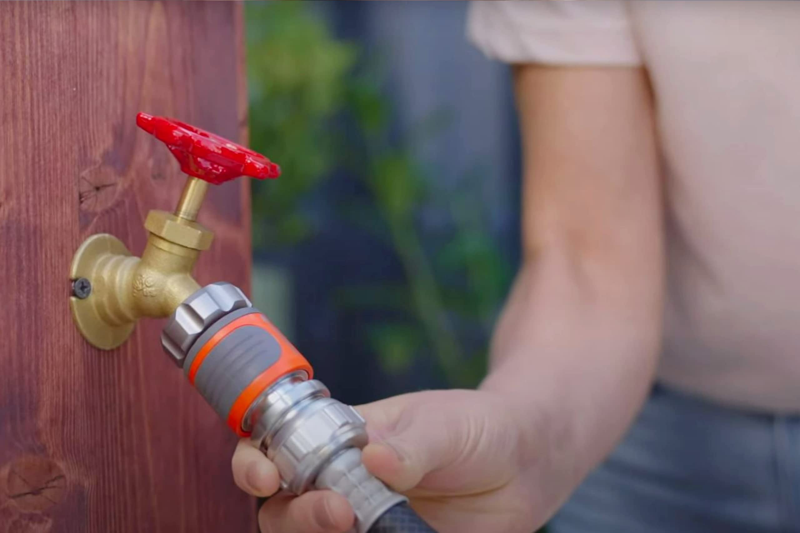 Gardena ergonomic grip design helps secure connectors with wet hands.