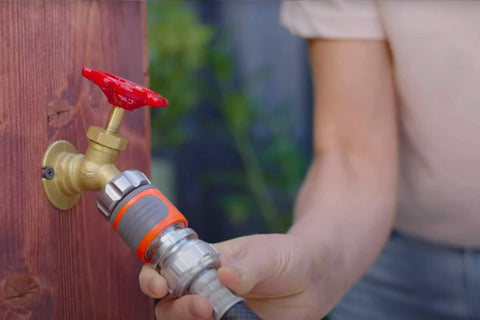 Gardena ergonomic grip design helps secure connectors with wet hands.