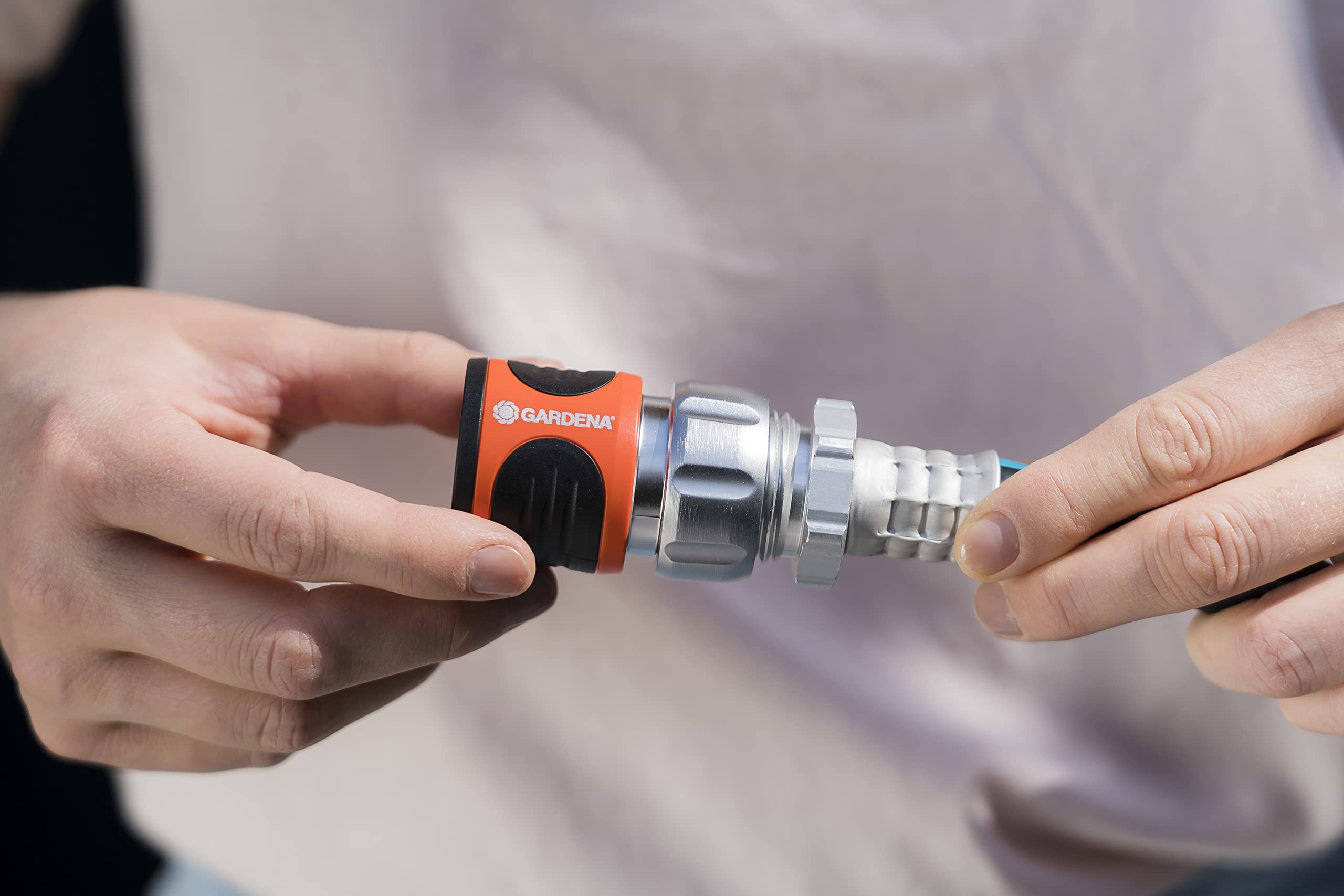 Gardena kink-free rotation maintains hose flow during use.
