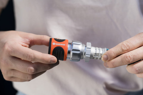 Gardena kink-free rotation maintains hose flow during use.
