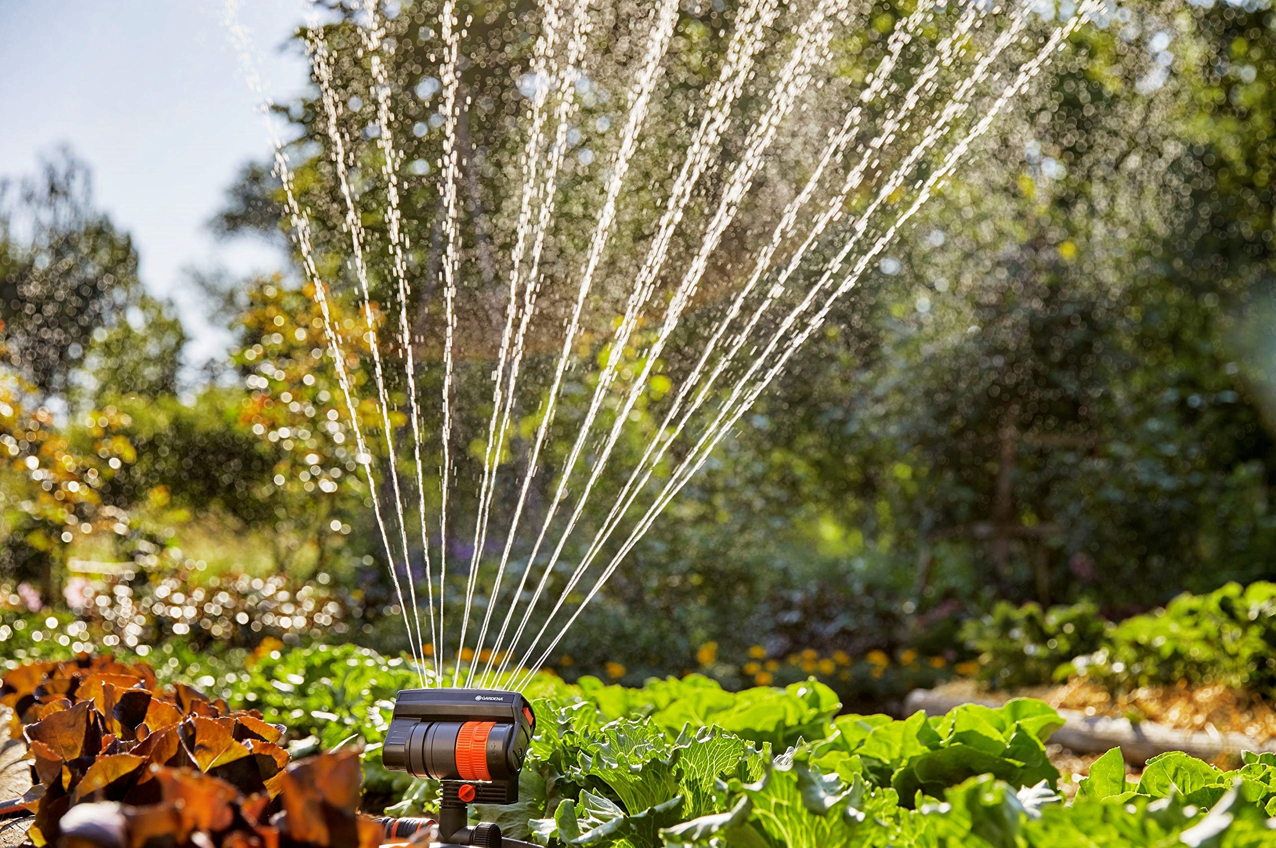 Gardena ZoomMaxx weighted base keeps sprinkler stable.
