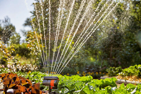 Gardena ZoomMaxx weighted base keeps sprinkler stable.