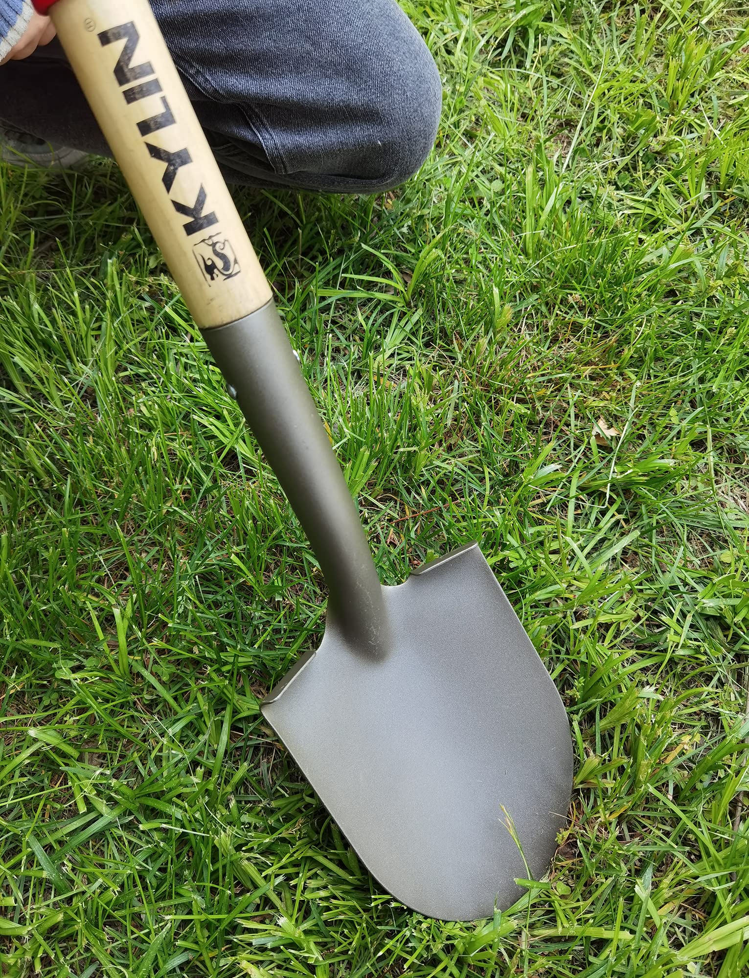 GardenAll long wood handles offering a balanced, comfortable grip during transplanting