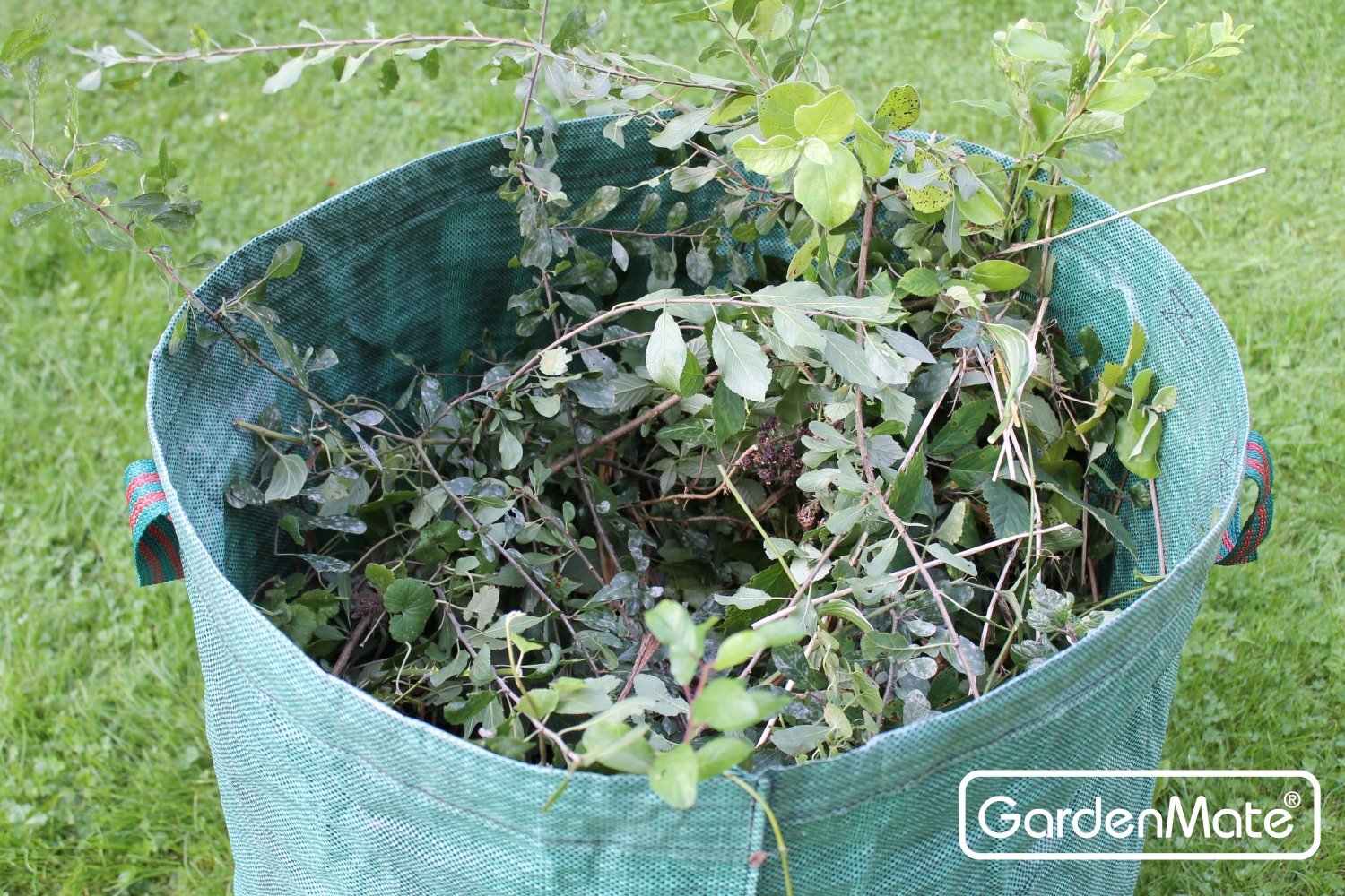 GardenMate reinforced handles enable comfortable lifting of heavy leaves and branches