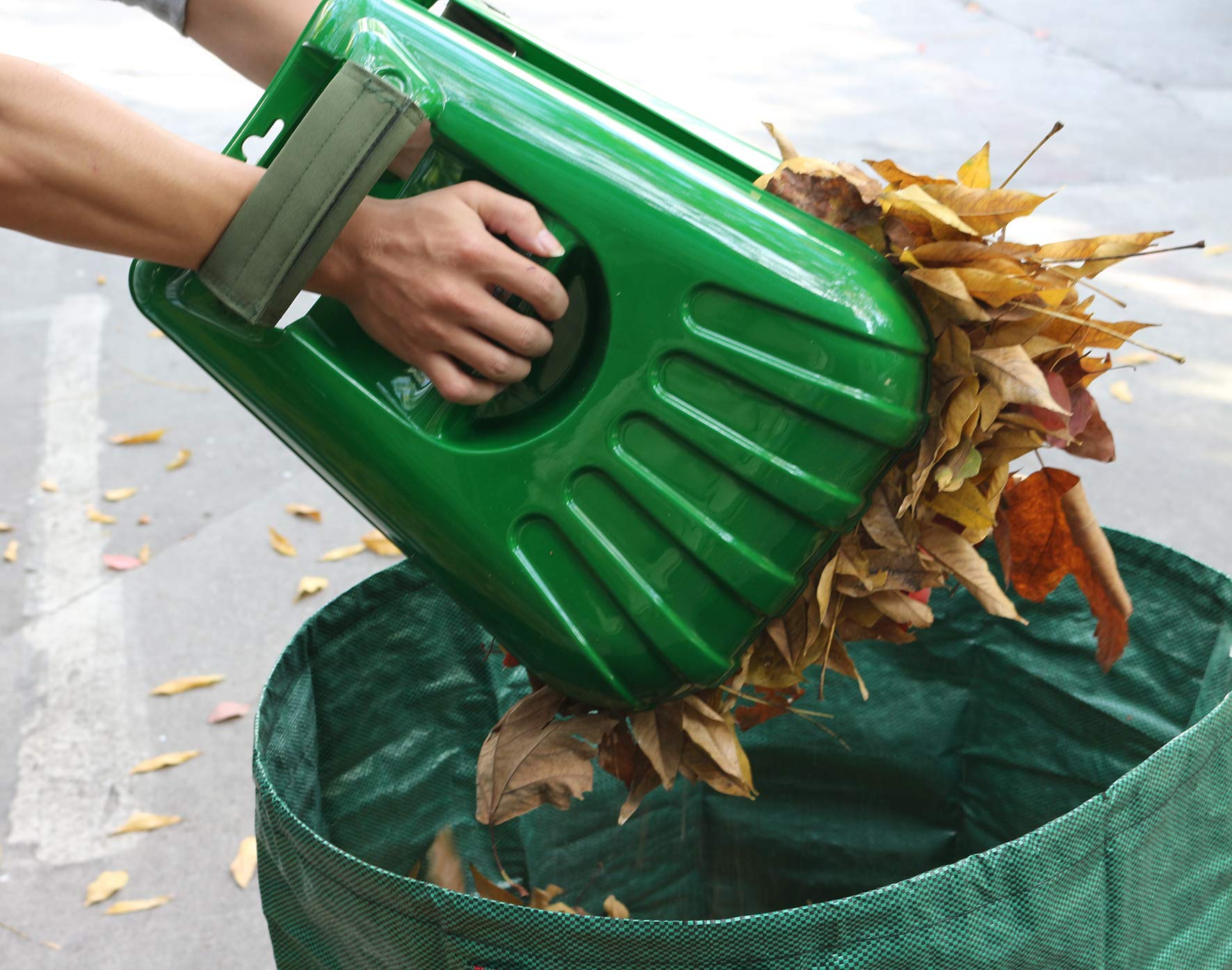 Gardzen ergonomic grip fits various hands for comfortable, controlled scooping.