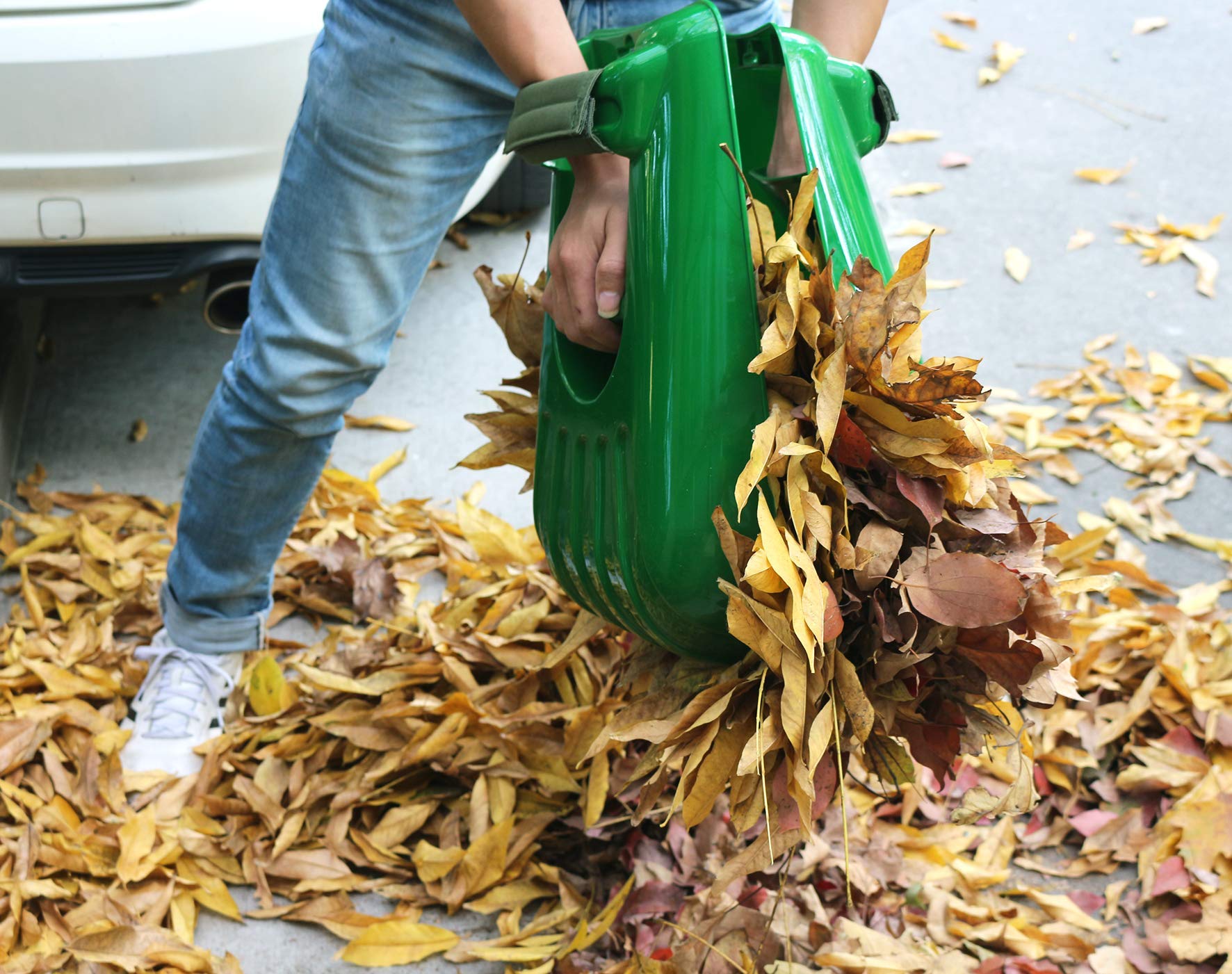 Gardzen set includes scoops, bag, padding, and gloves for complete cleanup.