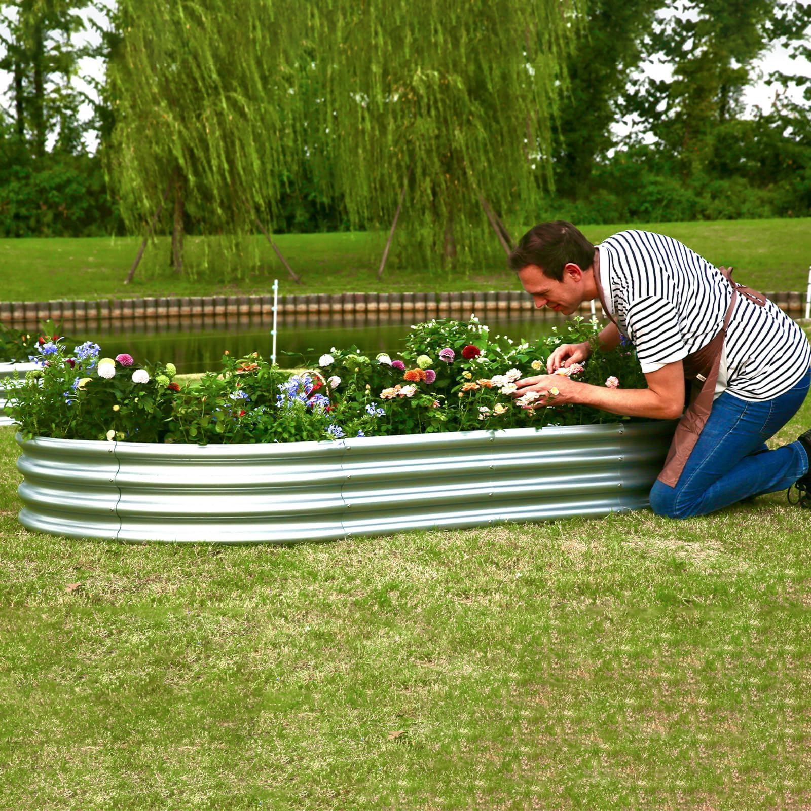Gartist galvanized metal planter closeup shows rust-resistant frame for durable outdoor use.