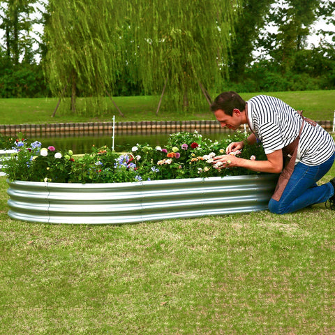 Gartist galvanized metal planter closeup shows rust-resistant frame for durable outdoor use.