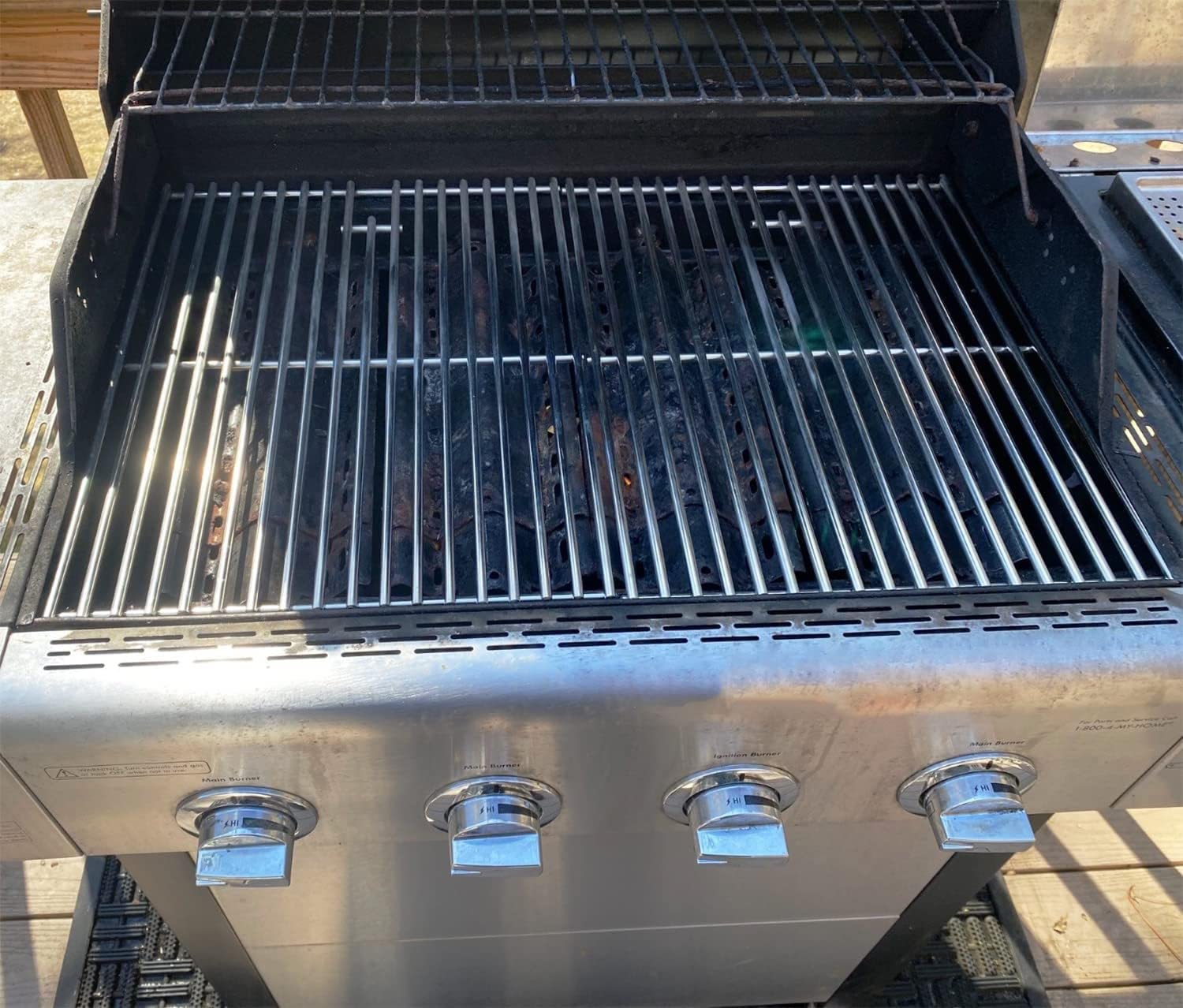 Gcostar easy-clean stainless surface enables quick cleanup after grilling.