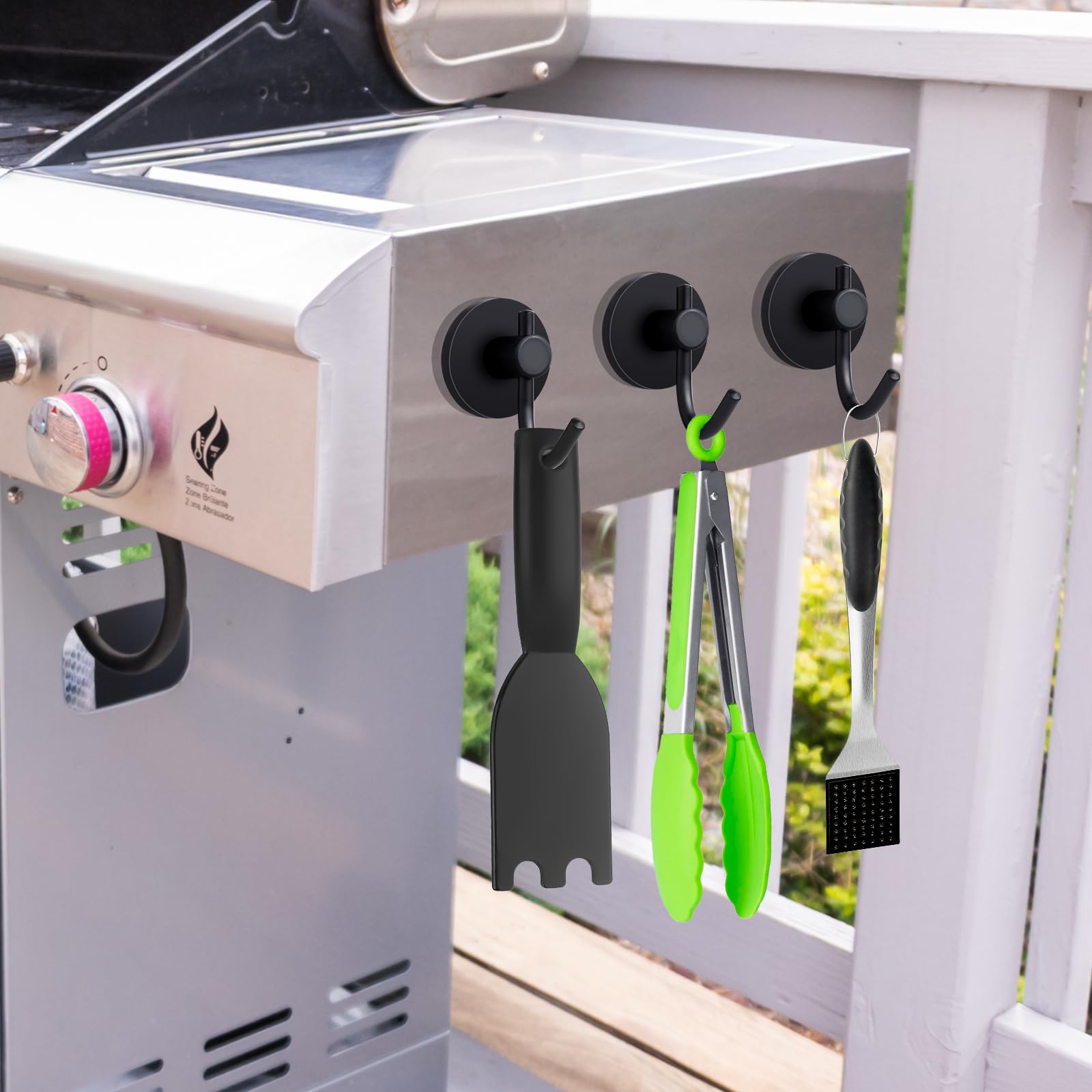 Gegraterwa hanging hole design keeps the scraper within reach after grilling.