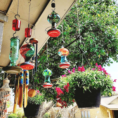 Generic hanging chains with hooks demonstrate tool-free installation on trees, railings, or walls.