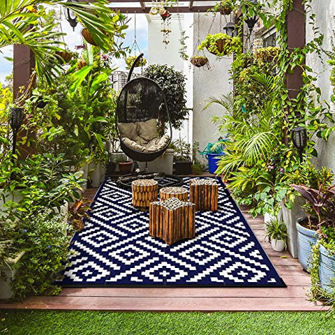 GENIMO geometric RV mat in navy and white for on-the-go use