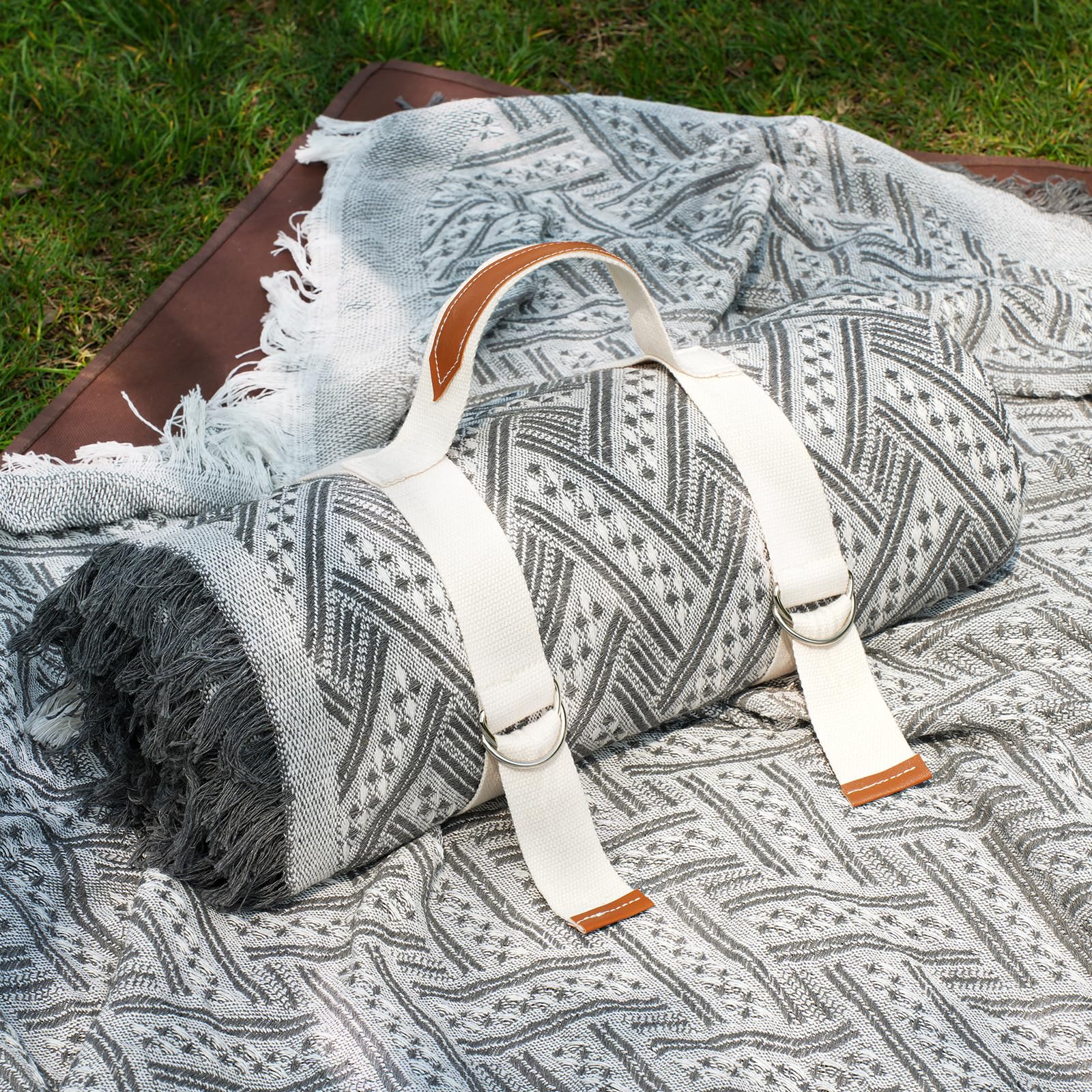 Genovega oversized 80x80 picnic blanket for large family picnics.