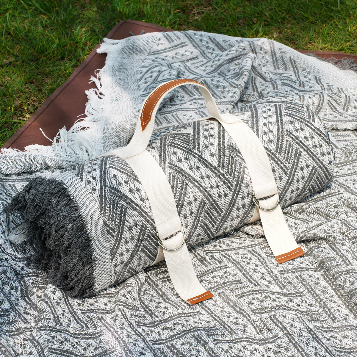 Genovega oversized 80x80 picnic blanket for large family picnics.