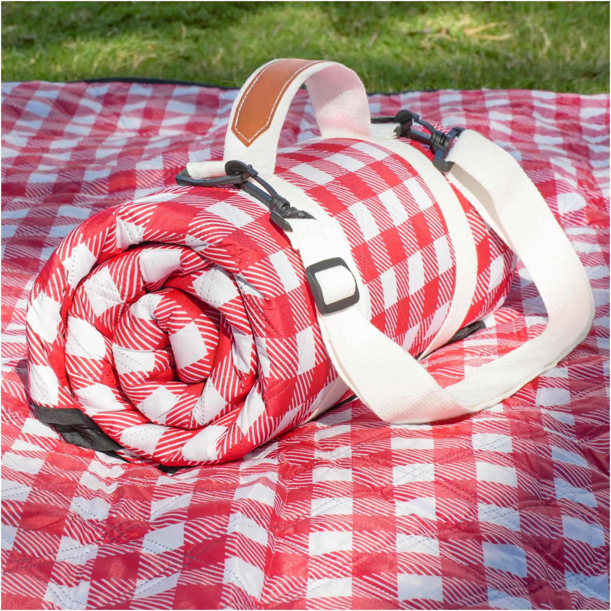 Genovega picnic blanket 80x80 open, ample space for family picnics.