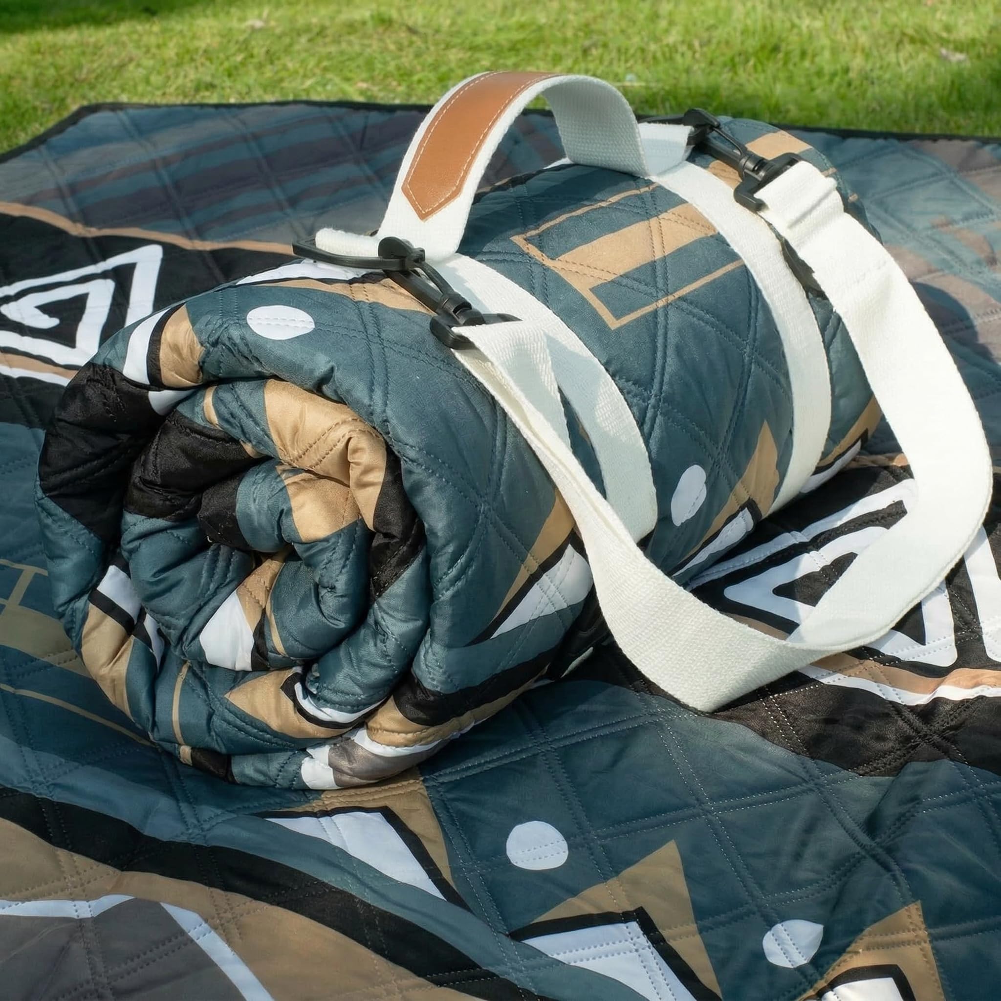 Genovega waterproof picnic blanket, oversized 80x80, ideal for family picnics and group lounging.