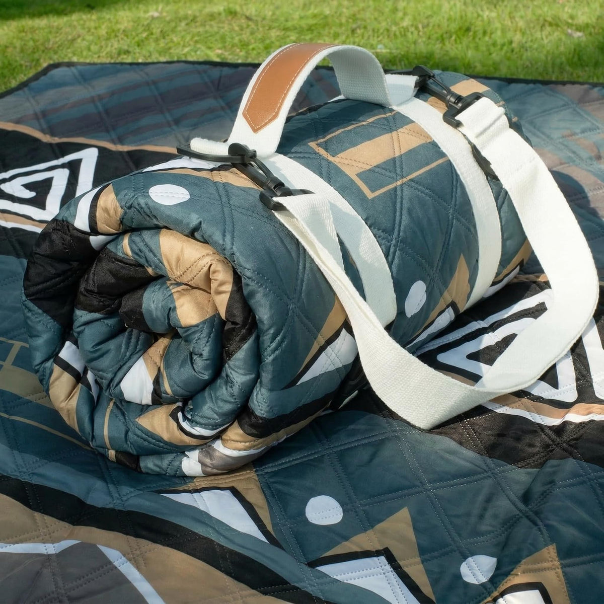 Genovega waterproof picnic blanket, oversized 80x80, ideal for family picnics and group lounging.