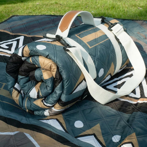 Genovega waterproof picnic blanket, oversized 80x80, ideal for family picnics and group lounging.