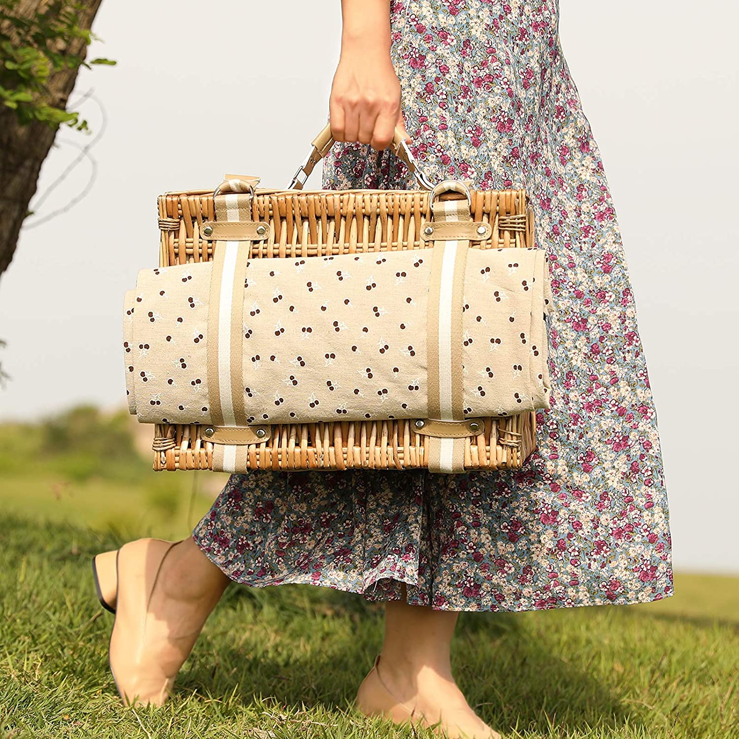 G GOOD GAIN Willow picnic basket dual canvas straps emphasize easy, elegant carrying.