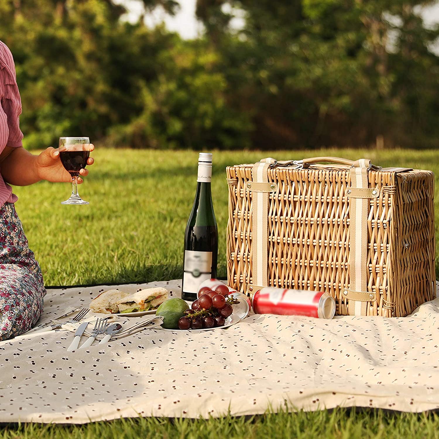 G GOOD GAIN Included dining essentials ready for a complete picnic setup.